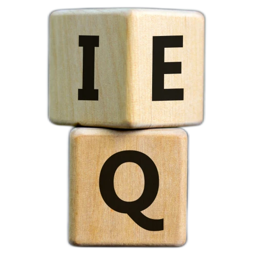 Två tärningar en med I och E på som står ovanpå tärning som det står ett Q på.